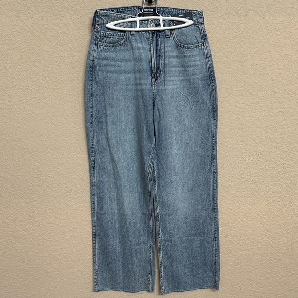 🔥 NWT - Hollister Ultra High-Rise Baggy Jean - Picture 1 of 4